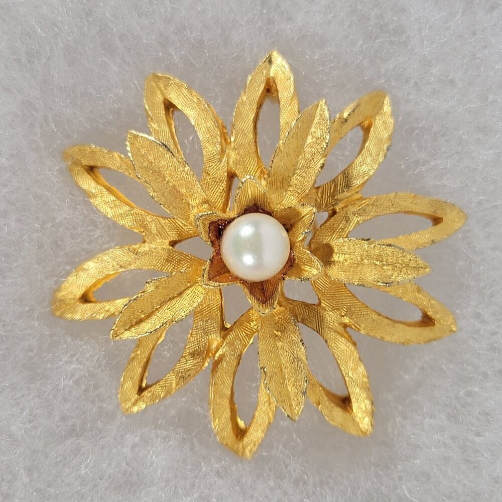 Vintage Classic Elegant Grannycore Mobwife Gold-Tone Faux Pearl Flower Brooch